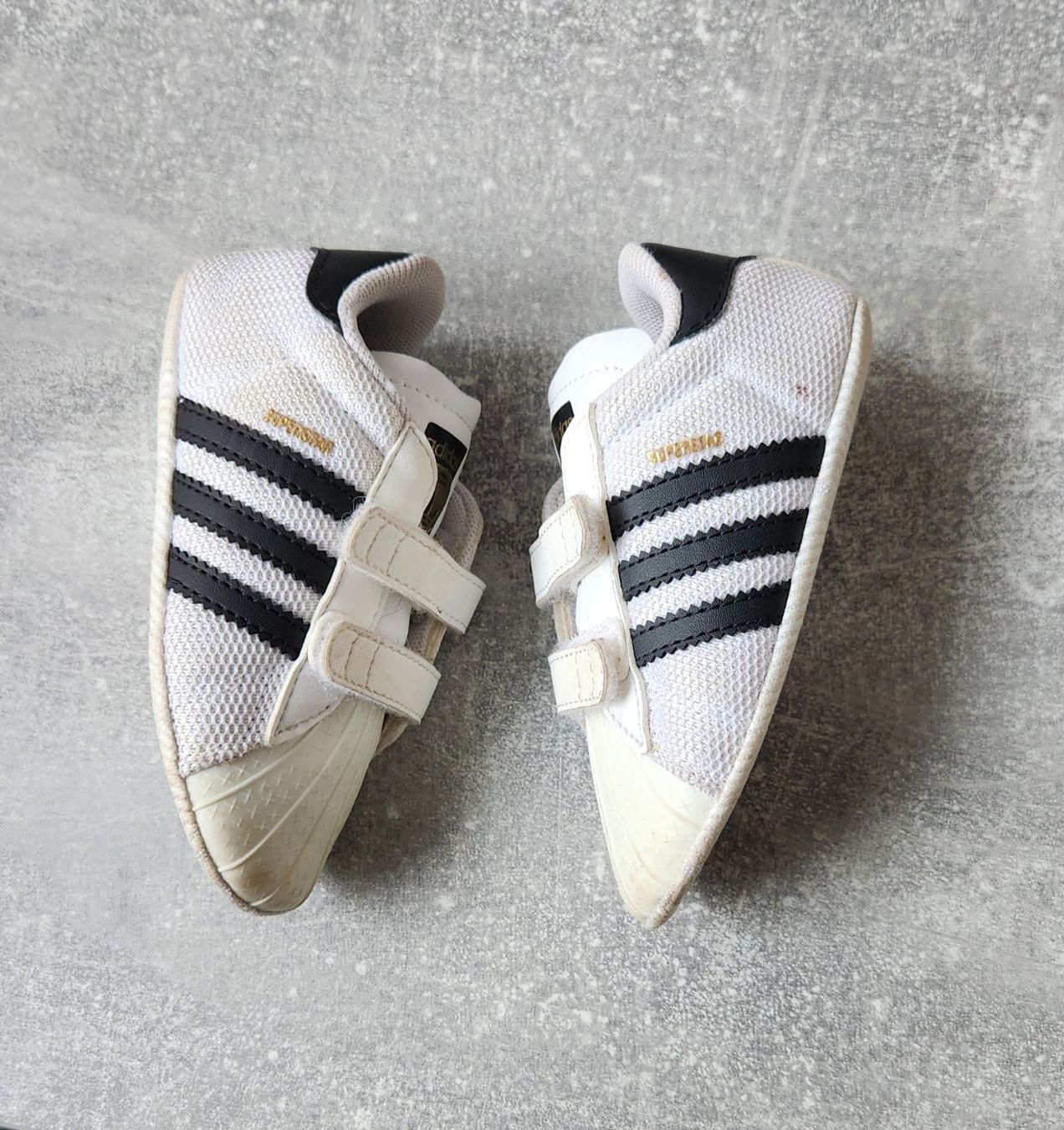 Adidas Scarpe per ragazzi: Adidas Indoorschuhe, Grösse 21 – Usato da Brittnau venduto da AkimaJukato 1