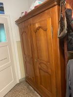 Antiker Kleiderschrank aus massivem Holz, schöner Zustand
