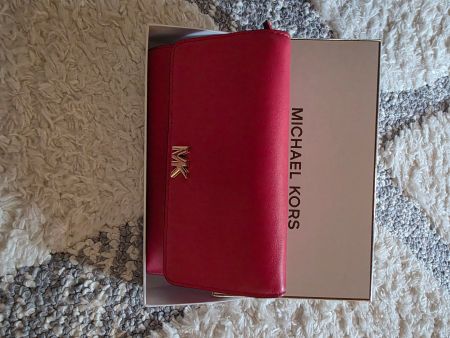 Je vends le portefeuille MK présenté sur la photo.