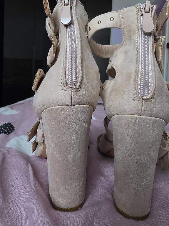 Chaussures femmes: Damen Sandaletten Gr. 36  Hellbeige mit Nieten – D'occasion à Muttenz par nem_h55g 3