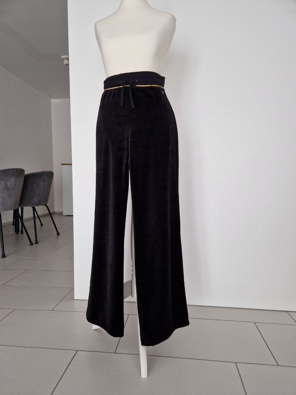 Guess Tute: Guess Velours-Trainingsanzug Schwarz Grösse S – Usato da Bülach venduto da Recherchieren 2