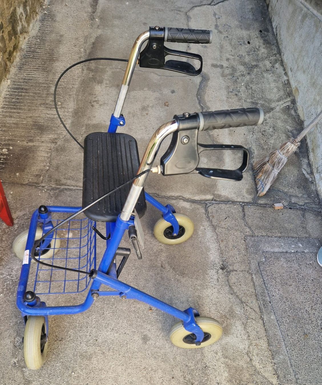 Ausili per la deambulazione: Rollator – Usato da Lindau venduto da Scuol2 1