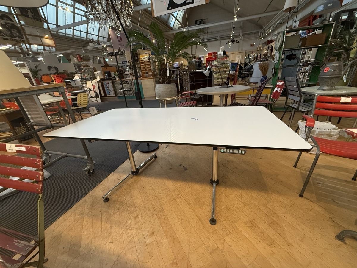 Schreibtische: Original USM Kitos E Schreibtisch – Elektrisch – Gebraucht aus Fulenbach von Annie.s_Mid_Century 1