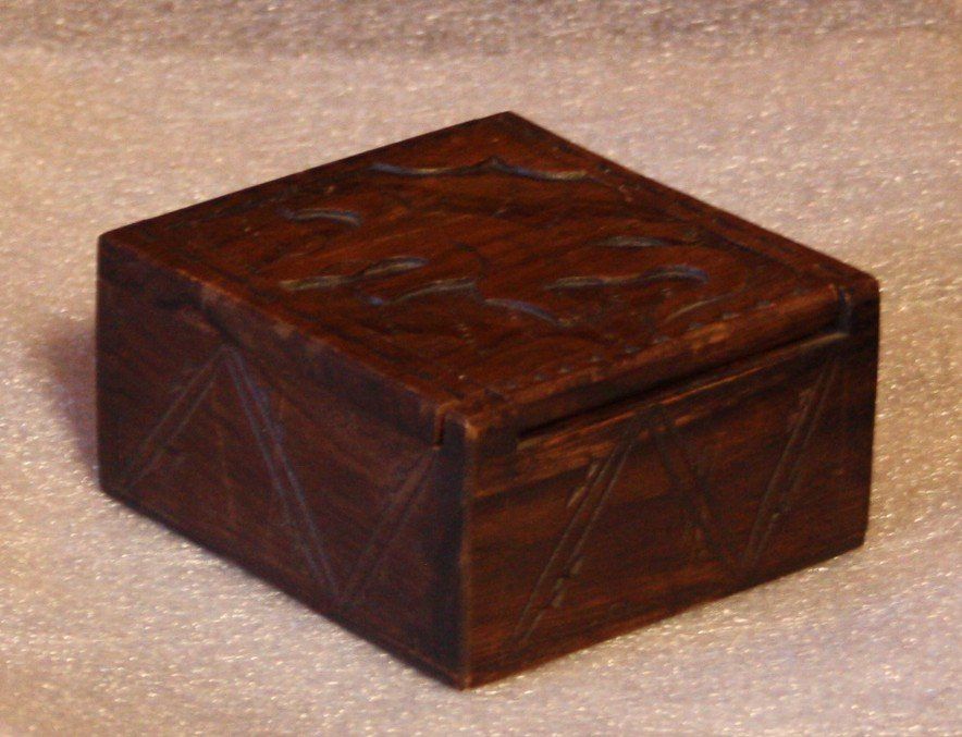 Articles en bois: Holzkistchen Schnitzerei Echse L9.5cm, B9.5cm, 5.0cm – D'occasion à Flüelen par Diversicum-Shop