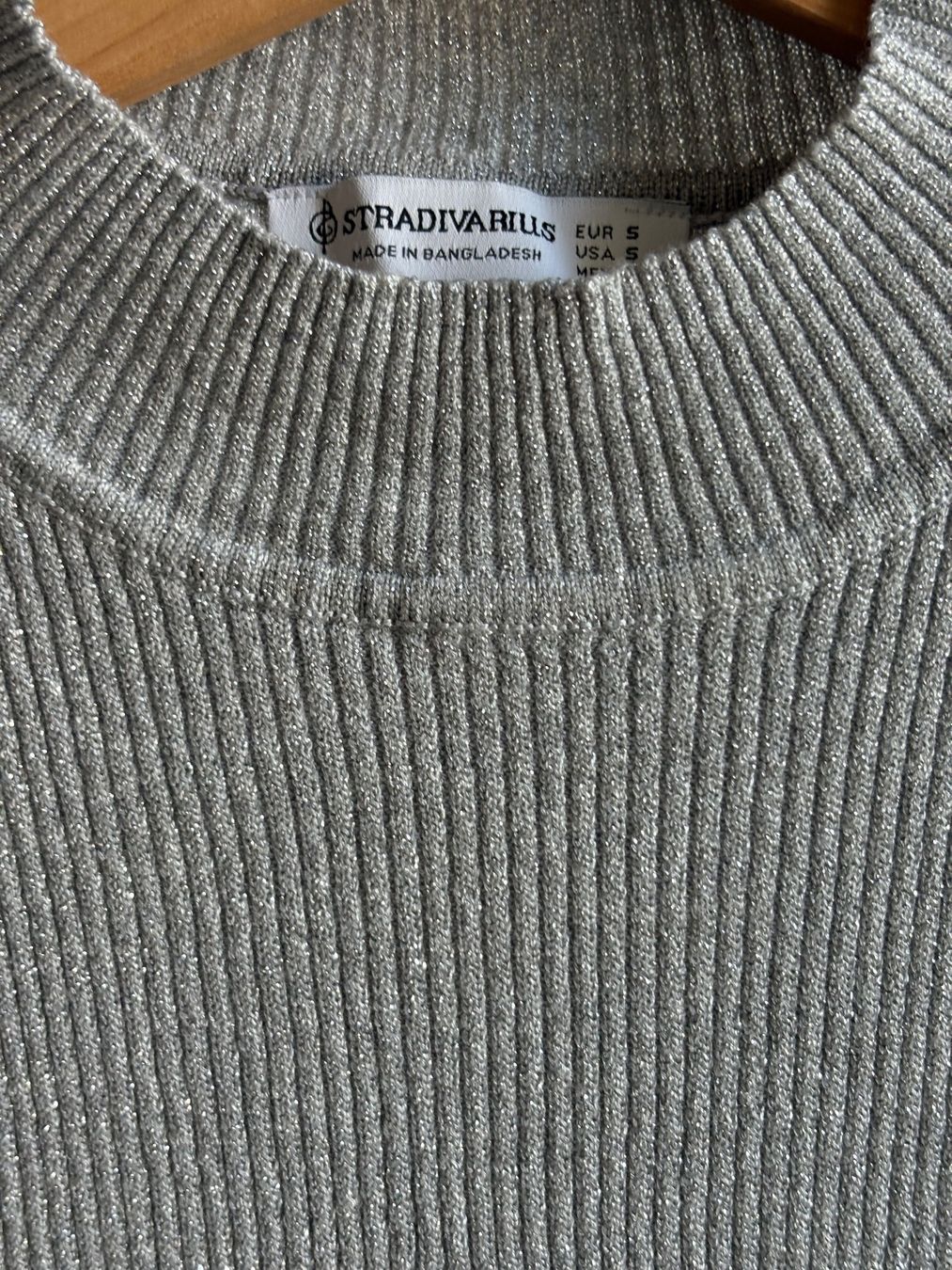 Stradivarius Maglioni & Felpe: silberfarbener Langarmpullover mit Glitzer – Nuovo (secondo la descrizione) da Zürich venduto da bbbggg 2