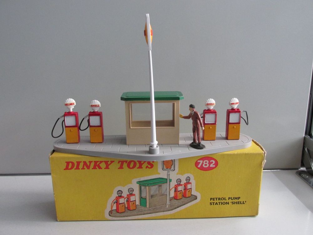 Diorama Dinky Toys – Station Service Avec Pompes à Essence – Échelle 1:43