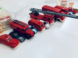 14x Fahrzeuge mit Feuerwehr VW + Mercedes +Leiterwagen in H0