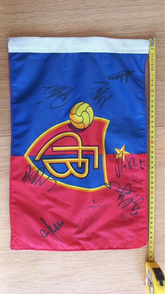 FC Basel Bandiere: FC Basel Eckfahne mit Unterschriften – Usato da Kaiseraugst venduto da RJ03 2