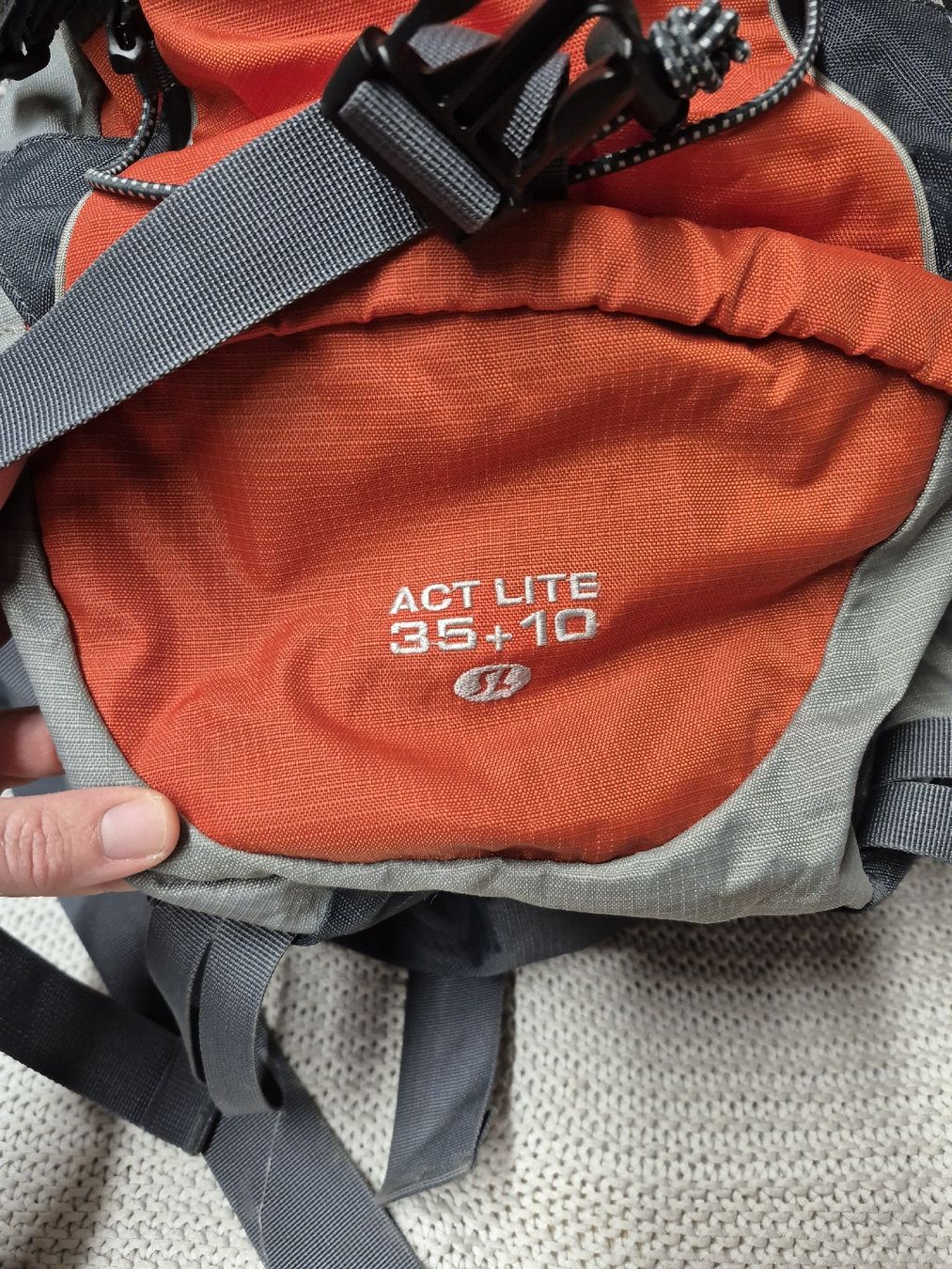Deuter Zaini: Deuter Rucksack Act Lite 35 + 10L Orange grau – Usato da Merligen venduto da muss_haben 3
