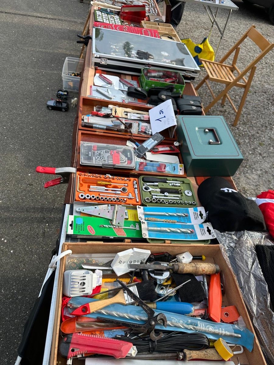 Tutti gli attrezzi: Alle Ware auf dem Flohmarktstand – Usato da Münchenstein venduto da Furki22 4
