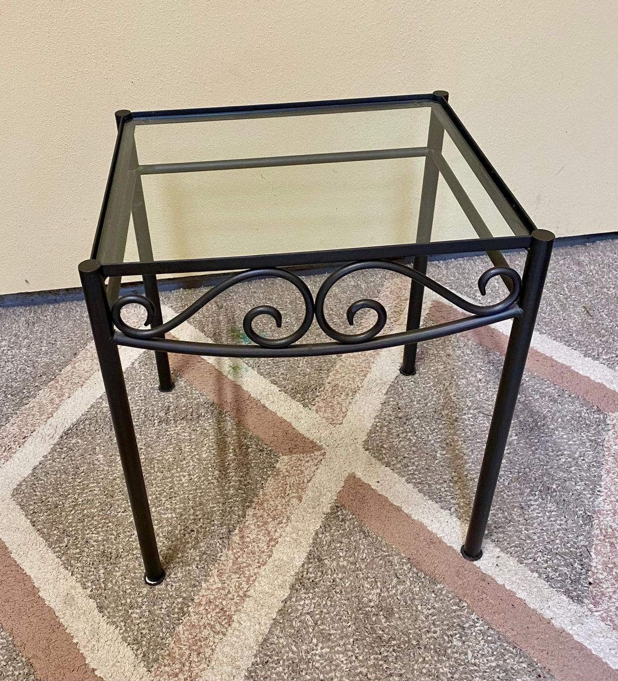 Comodini: Beistelltisch, Metall/Glas – Usato da Krauchthal venduto da SamsPuce