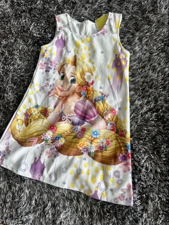 Kleid mit Rapunzel Motiv Grösse 128 neu