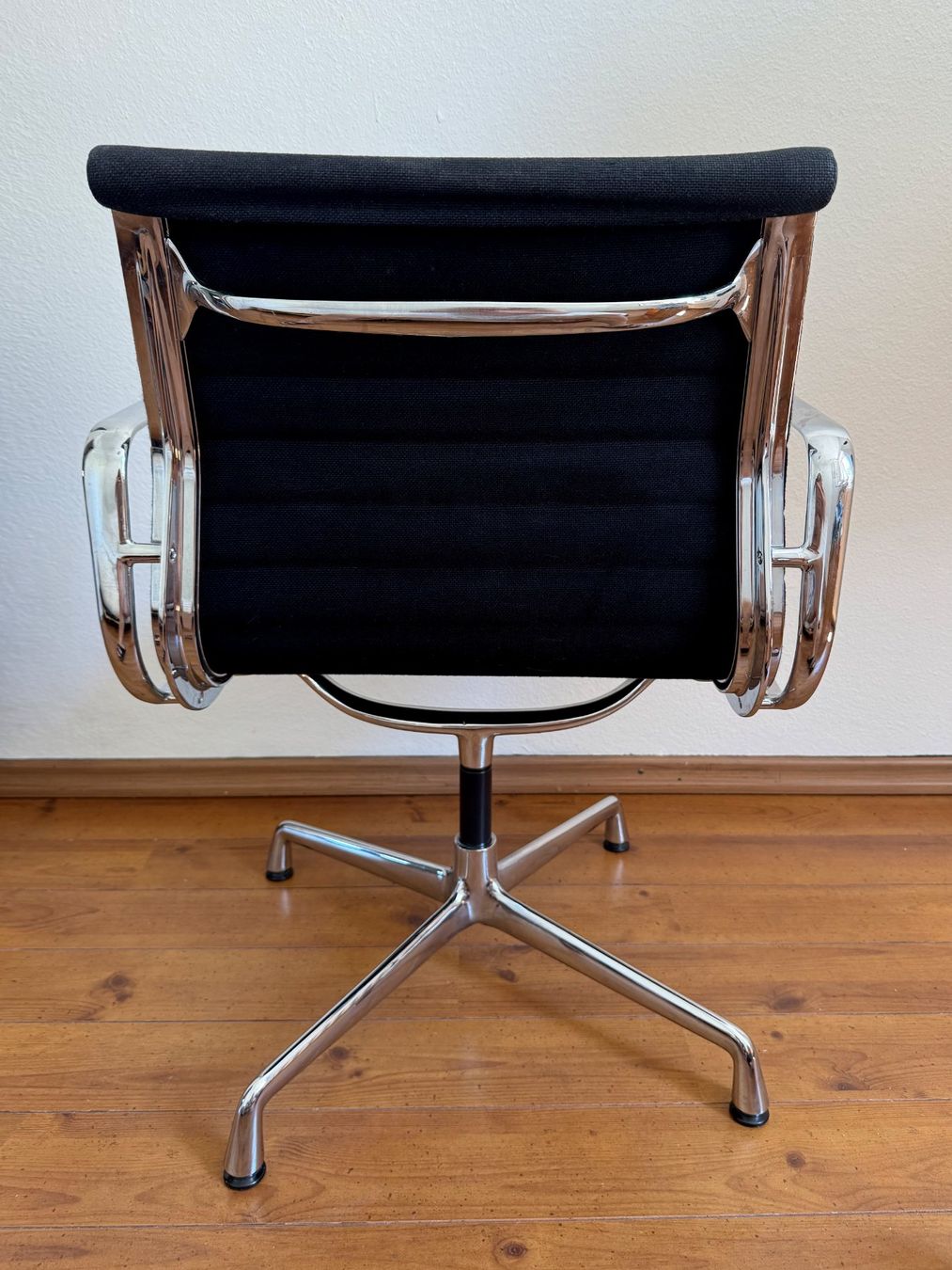 Eames Sedie: Eames. EA 108 in Schwarz. Vitra Designklassiker. – Usato da Zürich venduto da Tulsa1968 3