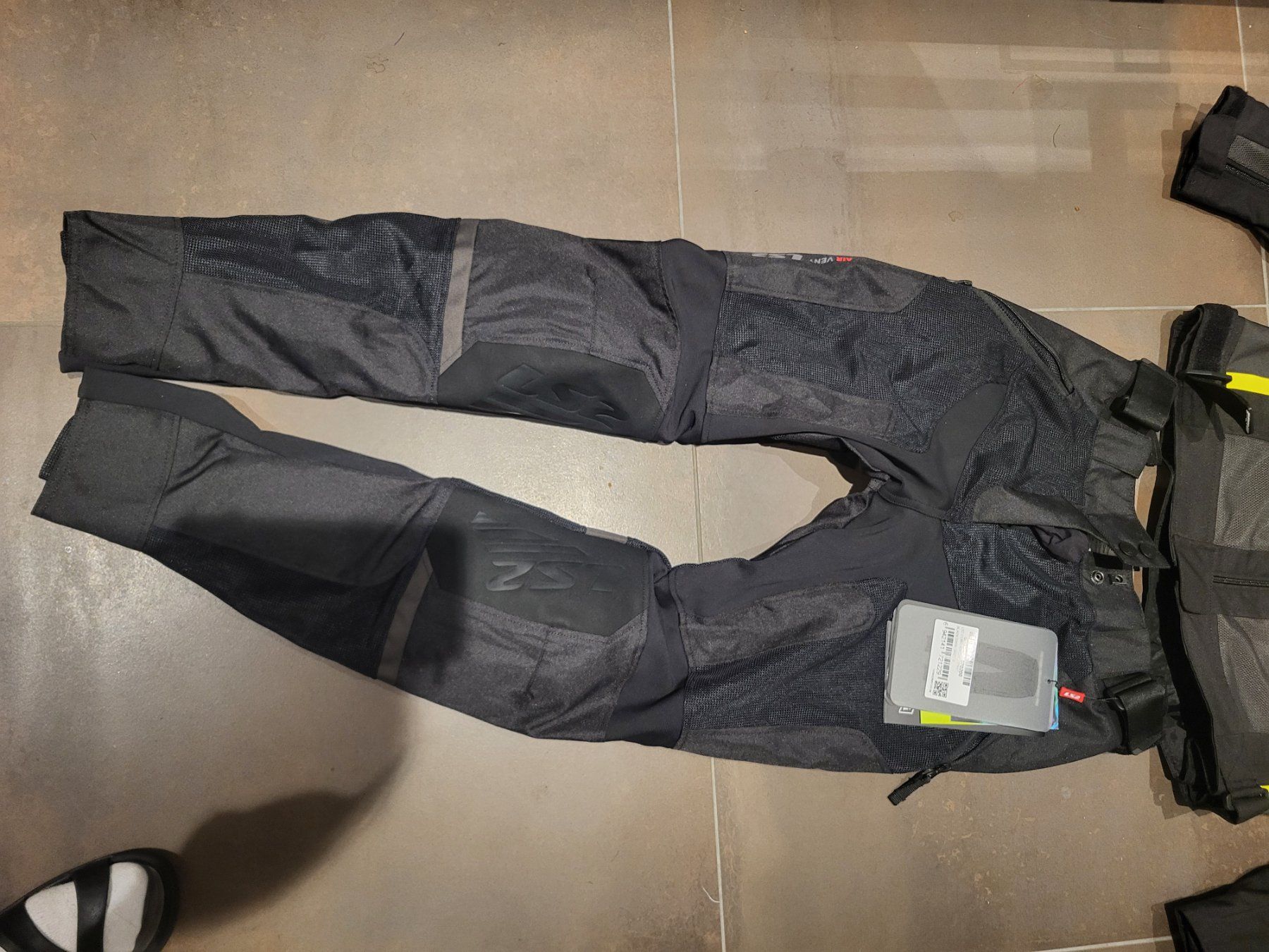 Lotti di vestiti: Ensemble moto BUSE noir jaune taille L neuf – Nuovo (secondo la descrizione) da Moutier venduto da ame_25z6 1
