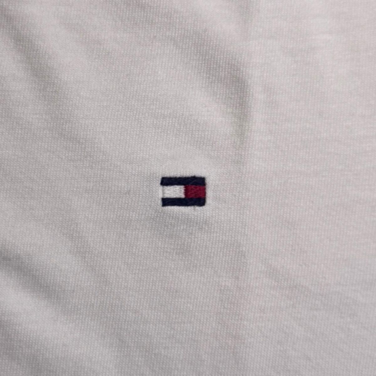 Tommy Hilfiger T-shirt: Tommy Hilfiger Essential White Tee - Clean Girl Basic 🤍 – Usato da Caviano venduto da reselleo21 1