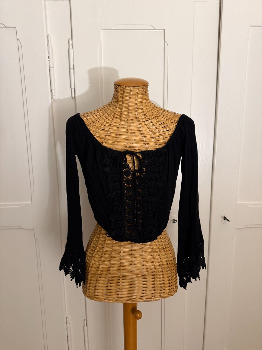 Blusen: FOREVER 21 - cropped Blusenshirt schwarz S – Gebraucht aus Zürich von Diazaio