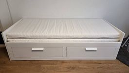 IKEA BRIMNES Tagesbettgestell mit 2 Matratzen