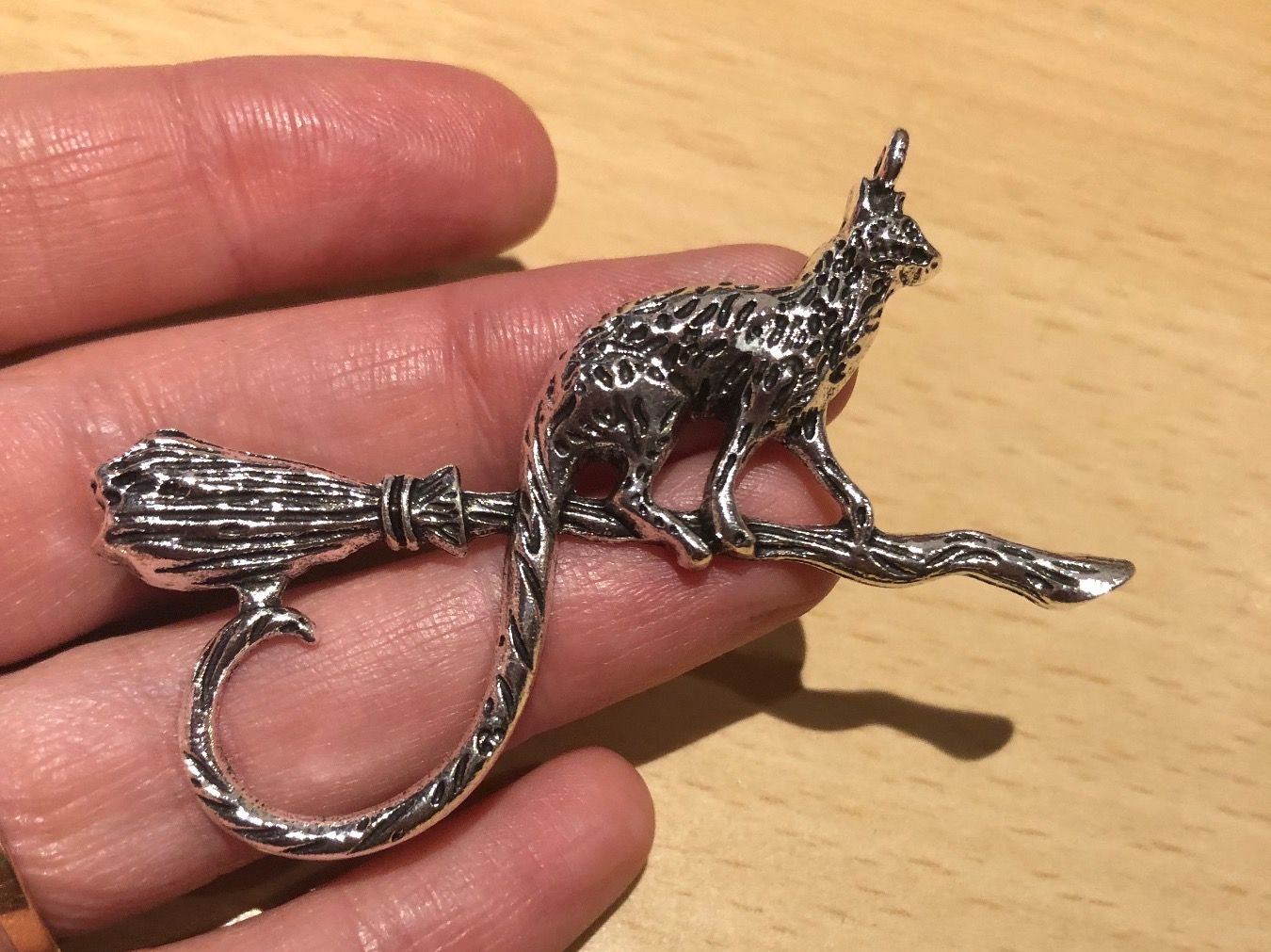 Ciondoli: Amulett/Anhänger Katze auf Besen – Nuovo e nell'imballaggio originale da Gams venduto da Mariawicca 1