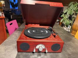 OLD  FASHION  TURNTABLE  WITH   AM/FM  RADIO