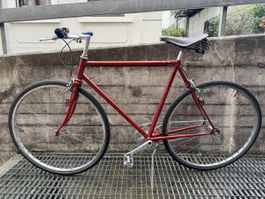 Rennvelo, rotes Vintage Fahrrad für den Frühling!