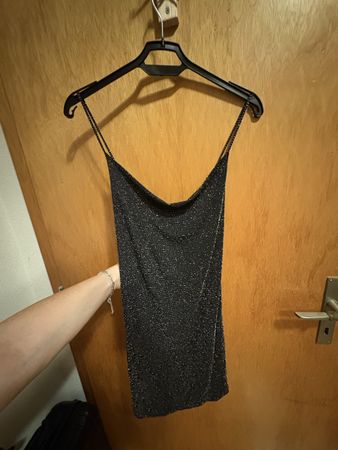 Glitzer-Minikleid von Bershka, Grösse M - Perfekt für Party!