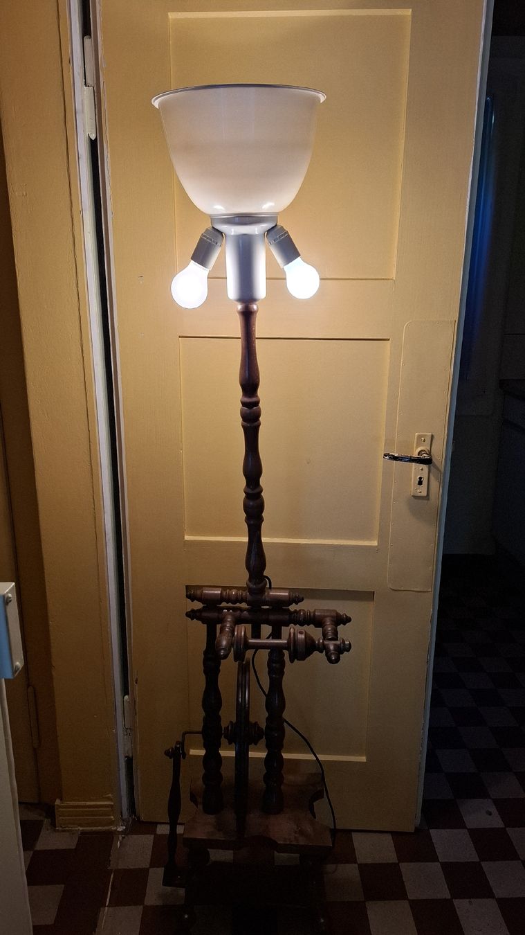 Lampes: Spinnrad Stehlampe – D'occasion à Lengnau BE par Mzno70 2