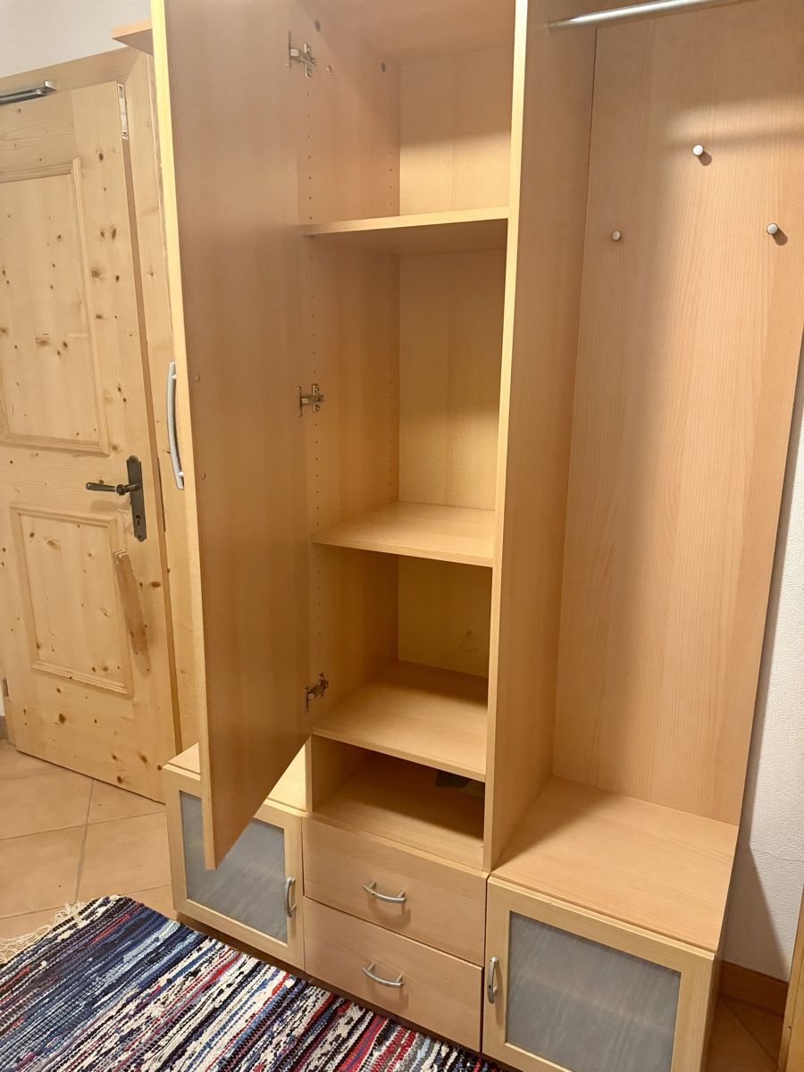 Garderobe mit Spiegel und viel Stauraum (Gebraucht) in Wollerau für CHF 10 – nur Abholung auf Ricardo kaufen