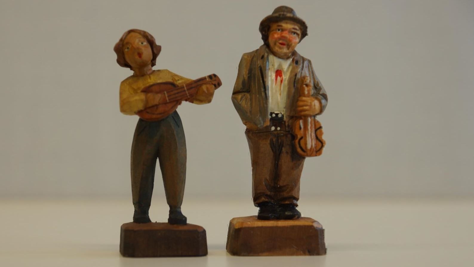 Skulpturen & Statuen: Musikantenpaar, geschnitzt – Neu und originalverpackt aus Brienz BE von P.Edelweiss