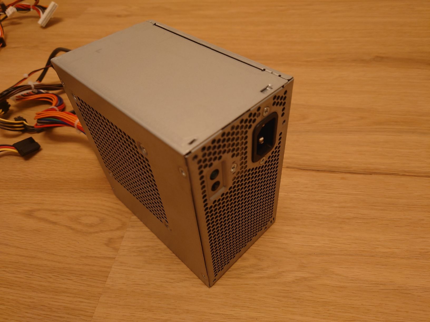 Dell Custodie: Dell DPS-460EGM-00 Netzteil 460W, 80+ Gold. – Usato da Zürich venduto da Almohammed 7