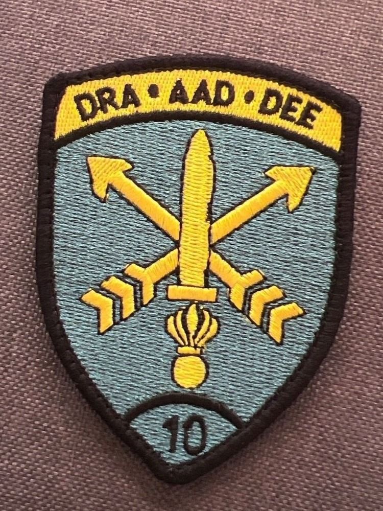 Placchette & Badge: Badge AAD 10 DRA DEE mit Klett *** – Nuovo e nell'imballaggio originale da Fruthwilen venduto da speex