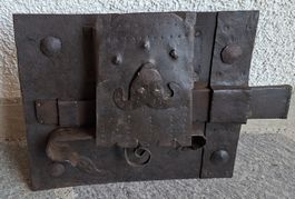 Altes Schlossgehäuse mit Schlüssel