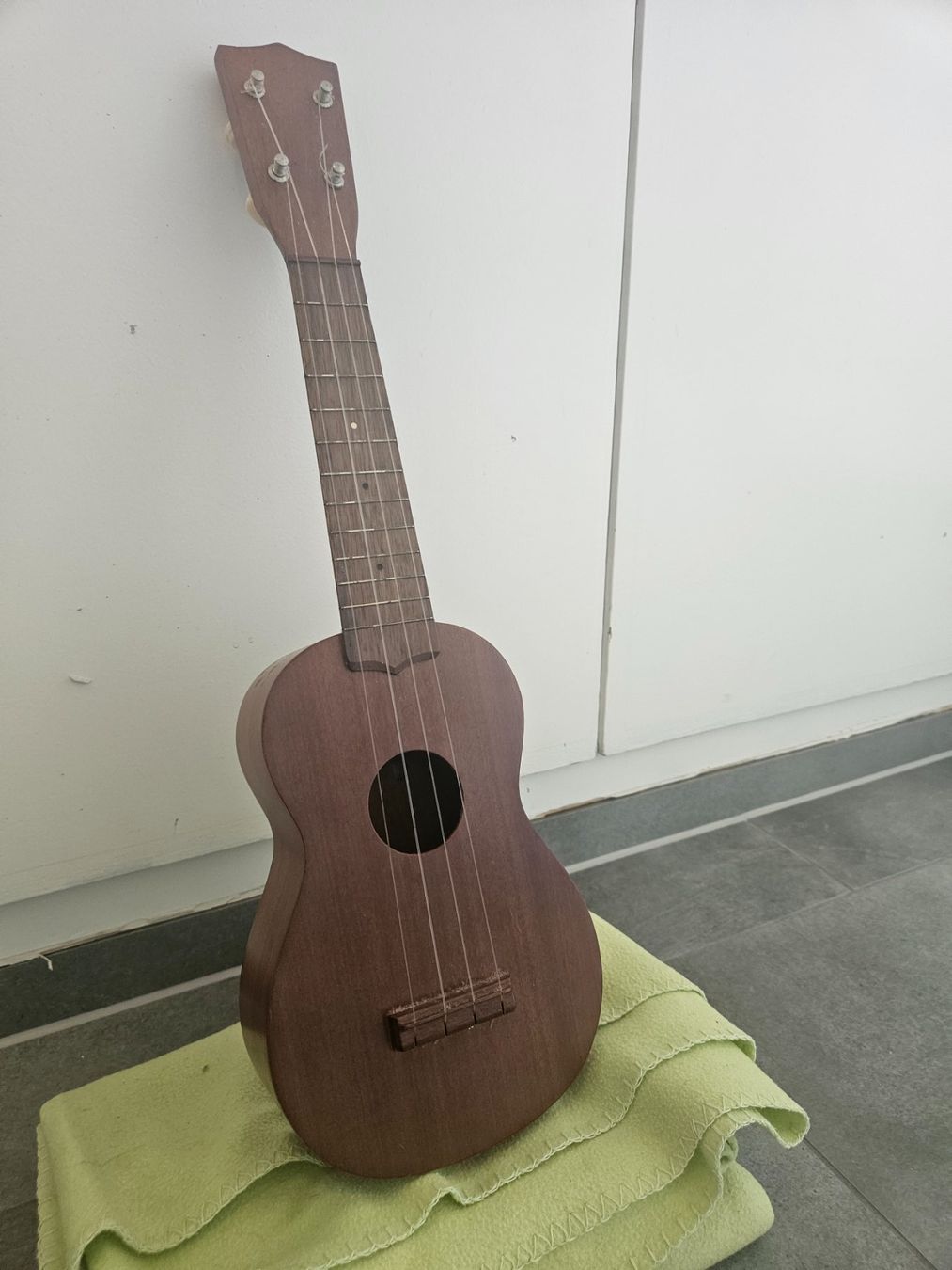 Musikinstrumente: UKULELE MIT 4 SAITEN – Gebraucht aus Basel von FirstClass4000