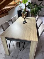 Tisch und Stühle