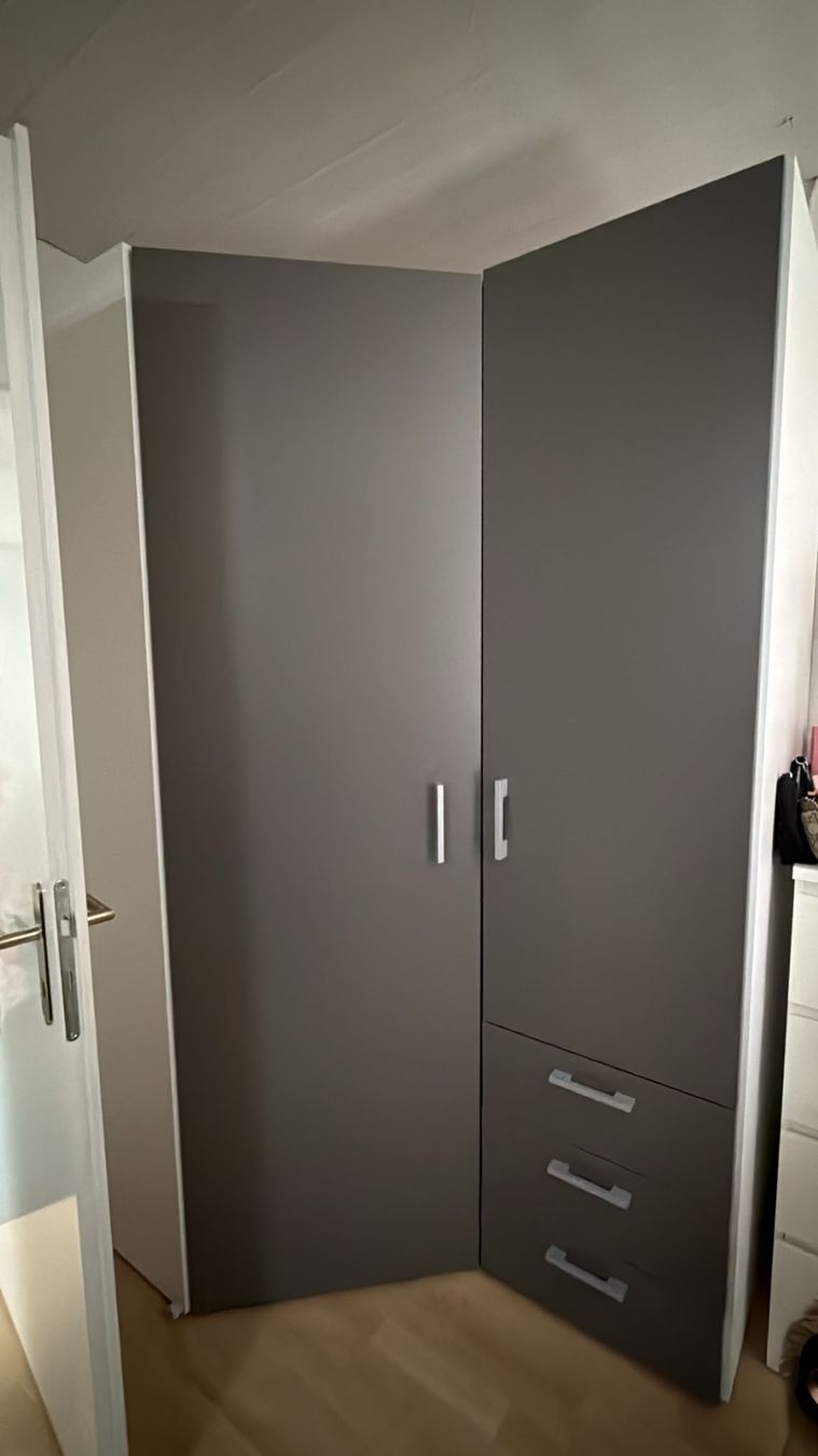 Schränke: Jugendzimmer LOOP Eckschrank / Eck-Kleiderschrank anthrazit – Gebraucht aus Unterkulm von Magoo16876