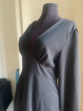 Robe noire chic, manches longues (s)