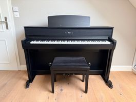 E-Piano YAMAHA Clavinova CLP-675 B, Top Zustand inkl.Rollen