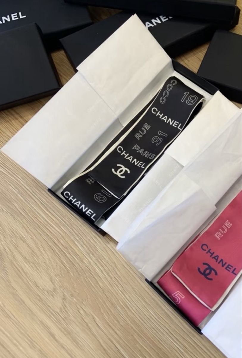 Foulard & Sciarpe: Schal schwarz und weiss neu mit Karton – Nuovo e nell'imballaggio originale da Chur venduto da Madeys