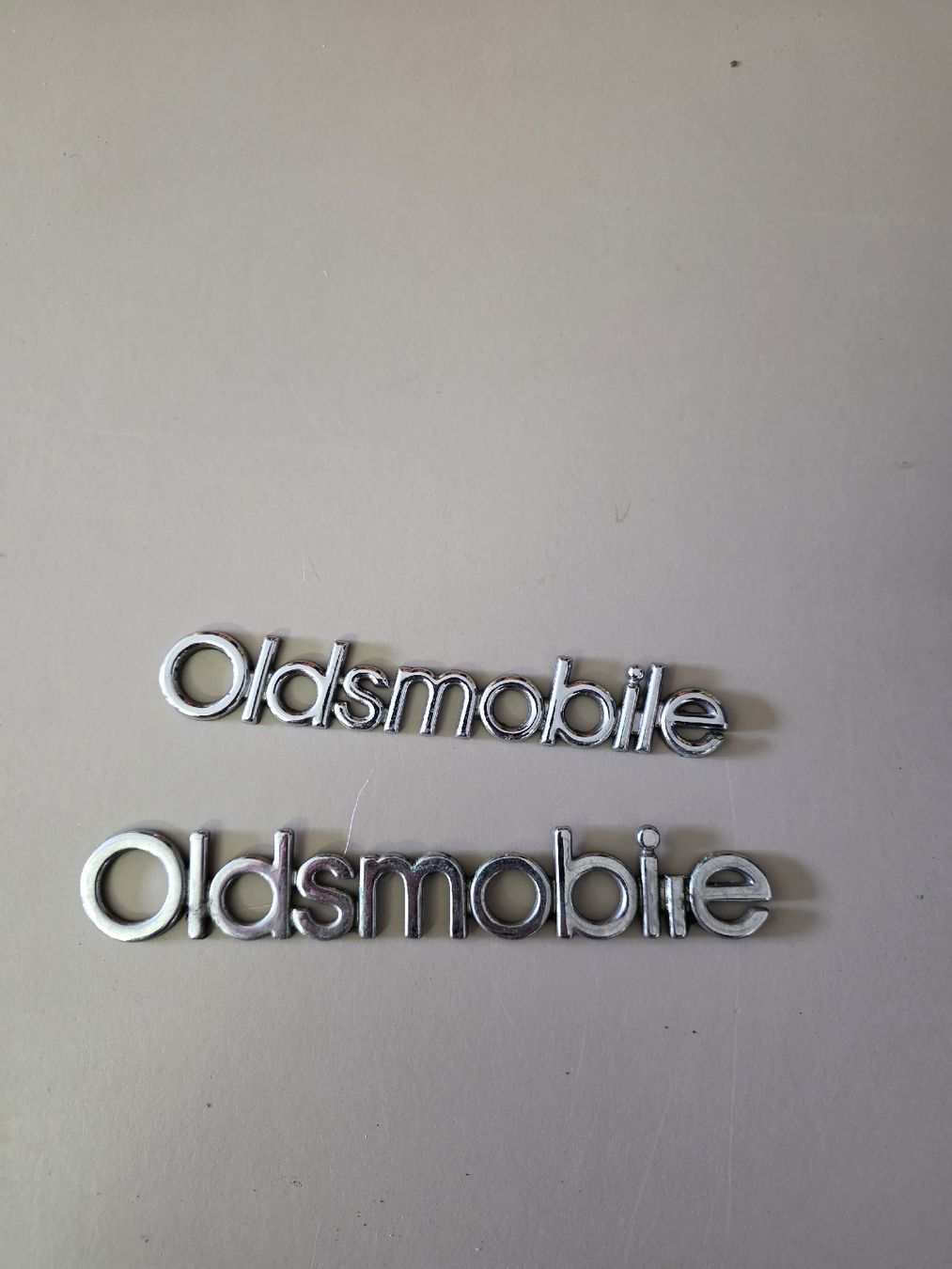 Tutti pezzi di ricambio auto: Oldsmobile Schriftzug Emblem Auto – Usato da Dorf venduto da Echo_Elements