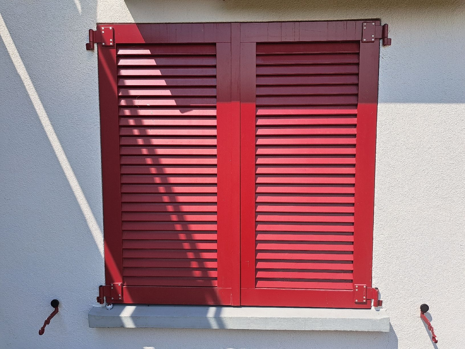 Fensterläden: Fensterladen rot Alu 2 Stk. – Gebraucht aus Sins von mch_z7dl