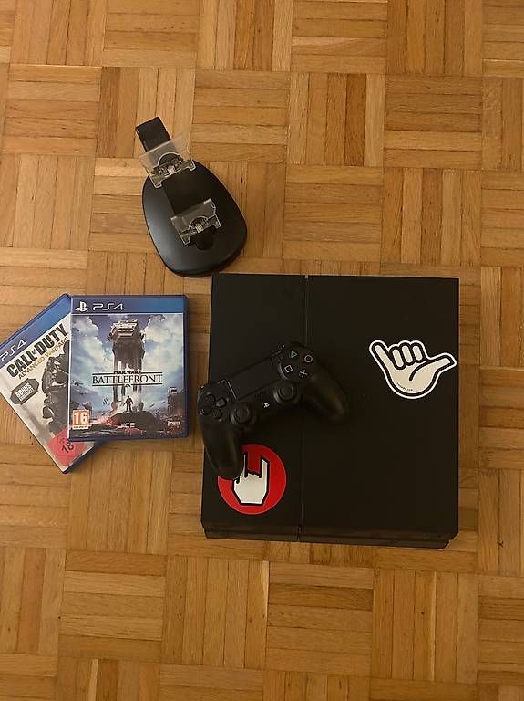 Console: Playstation 4 mit 2 Spielen und Controller – Usato da Zürich venduto da BulediThar