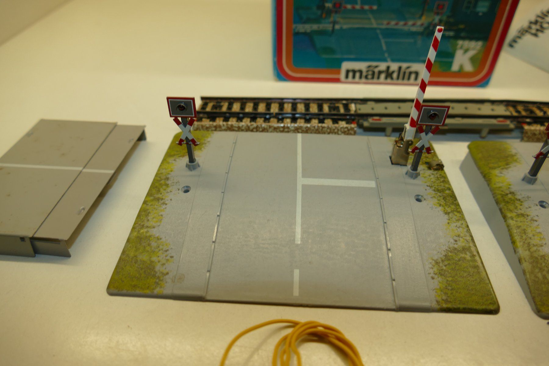 Märklin Modellini di ferrovie: Märklin H0: M-Bahnübergang mit Halbschranke – Usato da Niederhasli venduto da rail-duerst 4