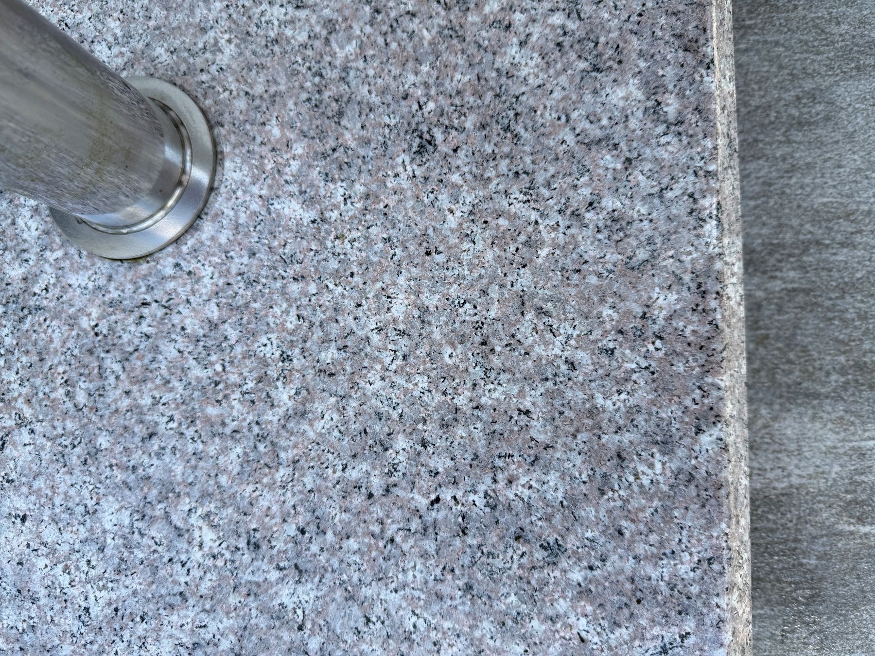 Altro: Sonnenschirmständer Granitsockel mit Rollen – Usato da Wolfwil venduto da Levjus06 7