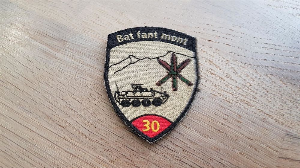 Badge Bat fant mont 30 rot (Gebraucht) in Erlinsbach für CHF 15 – mit ...