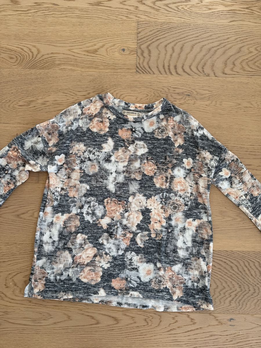 Maglioni & Felpe: Pull&Bear Shirt mit Blumenmuster, Grösse S – Usato da Richterswil venduto da KAYLEIGH_77