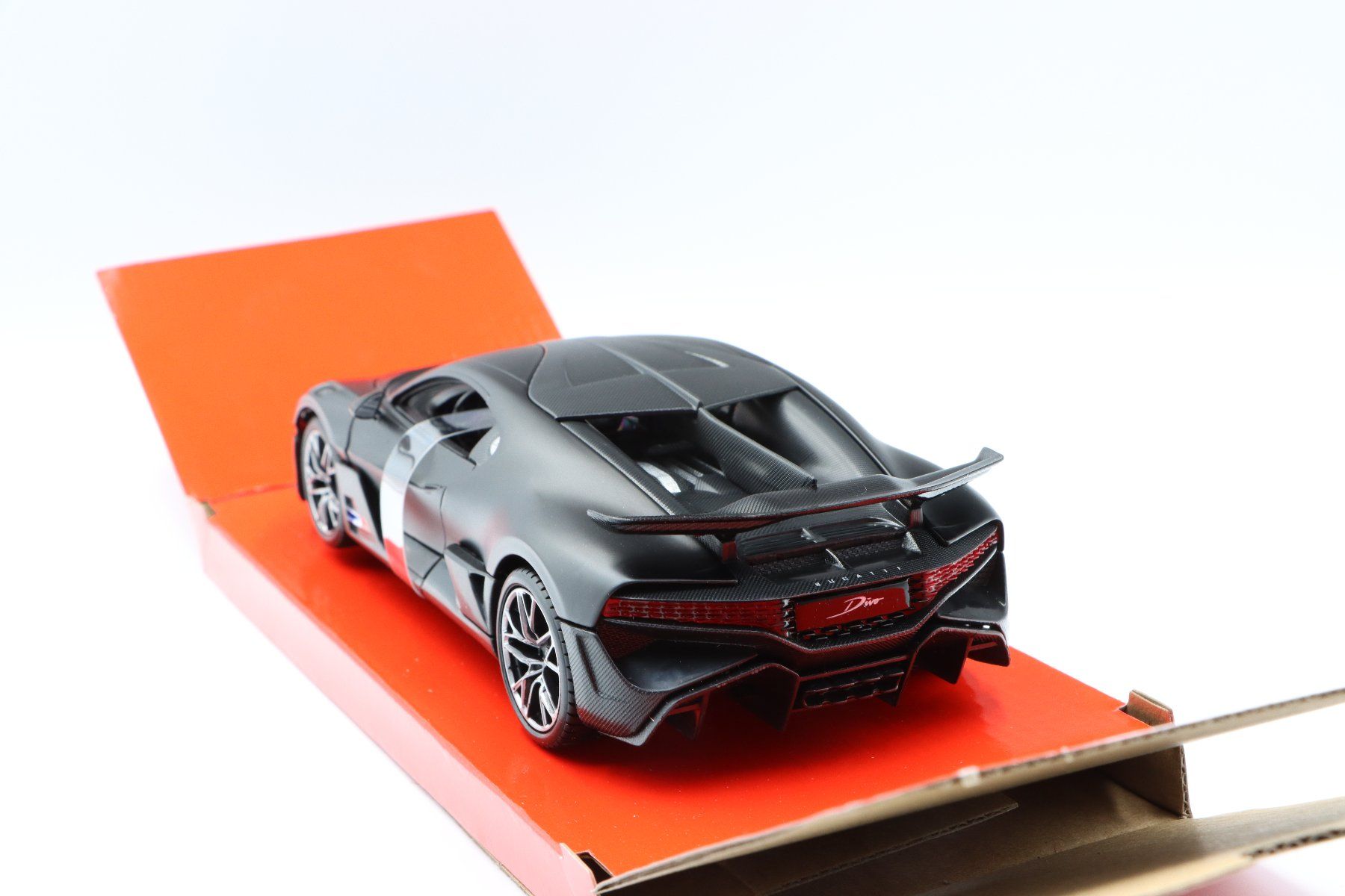Bugatti Modellini d'auto: Bugatti Divo 2018 1:24 Maisto – Nuovo e nell'imballaggio originale da Bühl b.Aarberg venduto da modelldiecast 5