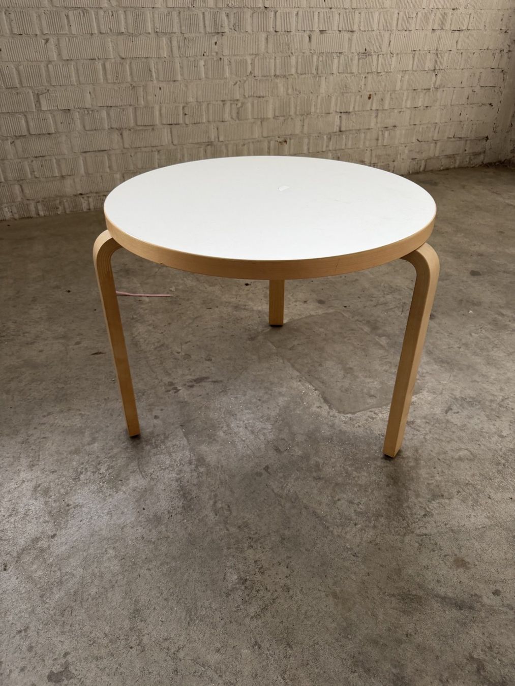 Artek Tables: Artek Kindertisch rund – D'occasion à Biel/Bienne par Bureaurama