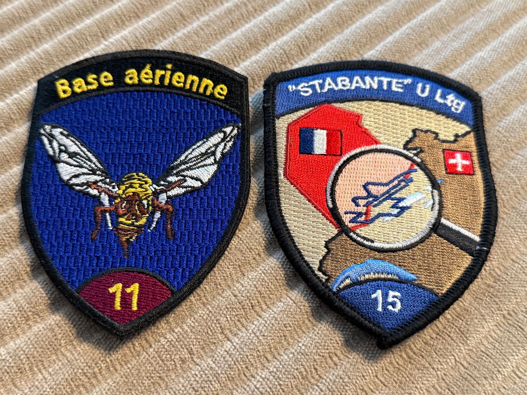 Schweizer Armee Plaketten & Abzeichen: 2 Badges Schweizer Luftwaffe – Gebraucht aus Brütten von Hst1