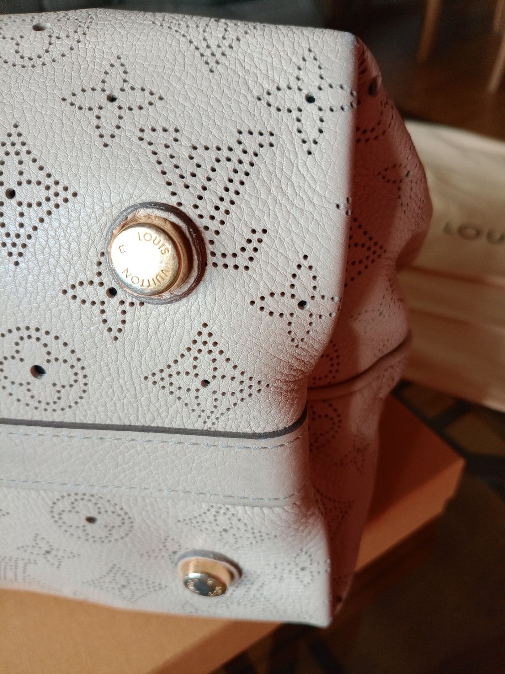 Louis Vuitton Taschen für Damen: Louis Vuitton . Mahina – Gebraucht aus Disentis-Muster von Bix03 8