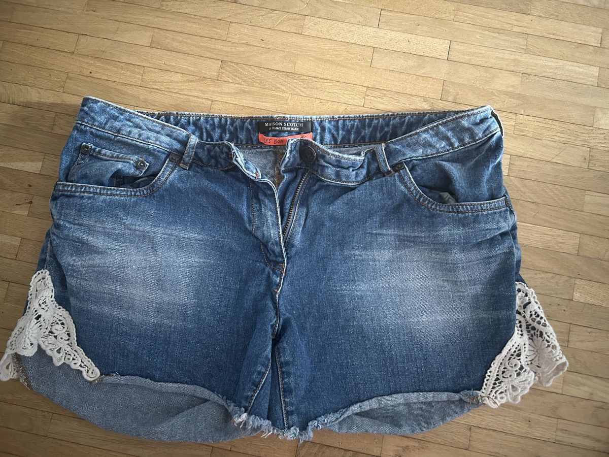 Maison Scotch Jeans: Jeansshorts mit Spitzen – Usato da zürich venduto da N2424