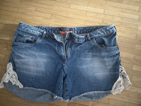 Jeansshorts mit Spitzen